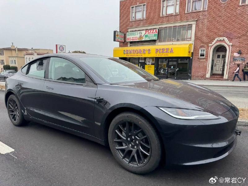 去除了后视镜和增加了大量摄像头位置的 Model 3 测试车最近频繁出没，我们大致能想象到特斯拉 Robotaxi 的结构了。配图