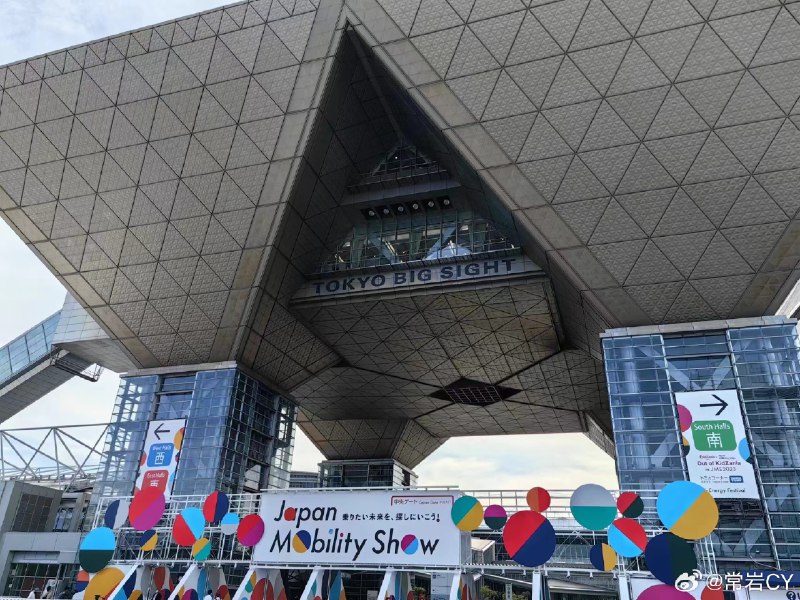 这届东京车展据说只有三个海外品牌参展，其中比亚迪的展台又成为了关注焦点，无论是面积还是电动车的话题度，都成为大家驻足的理由。配图